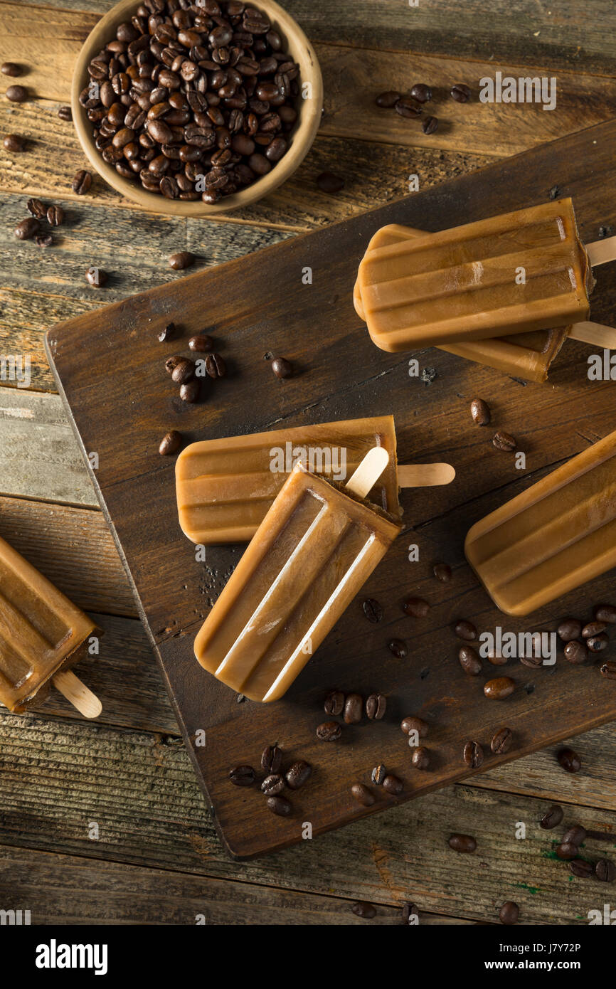 Hausgemachte erfrischenden Eistee Kaffee Eis am Stiel Stockfoto