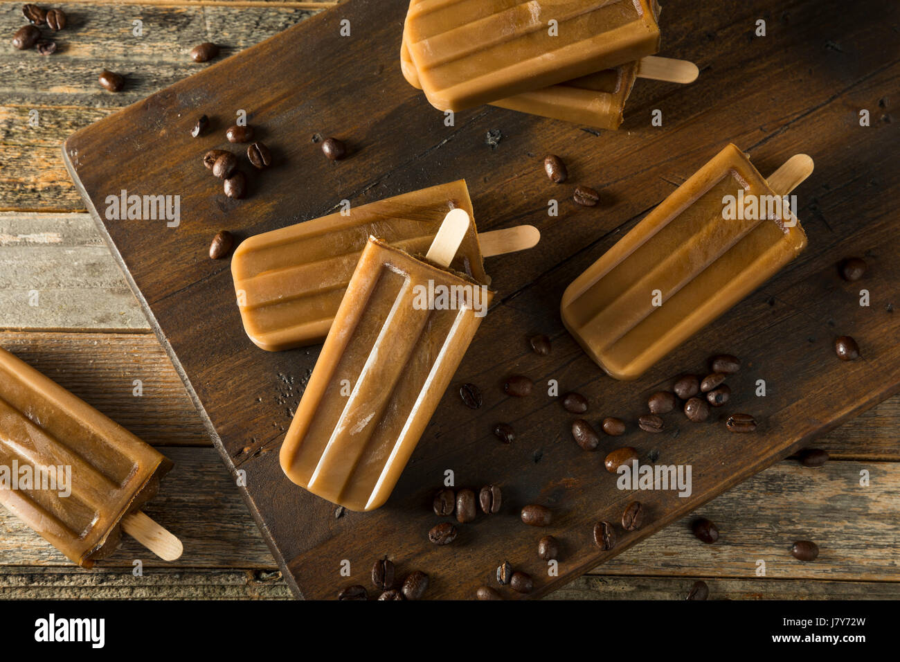 Hausgemachte erfrischenden Eistee Kaffee Eis am Stiel Stockfoto