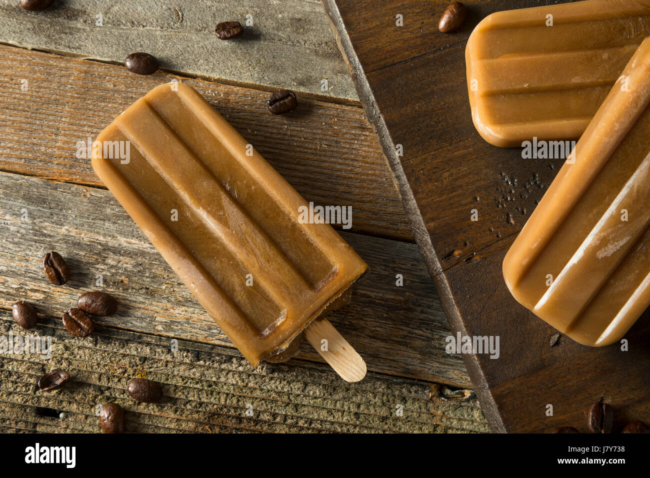 Hausgemachte erfrischenden Eistee Kaffee Eis am Stiel Stockfoto