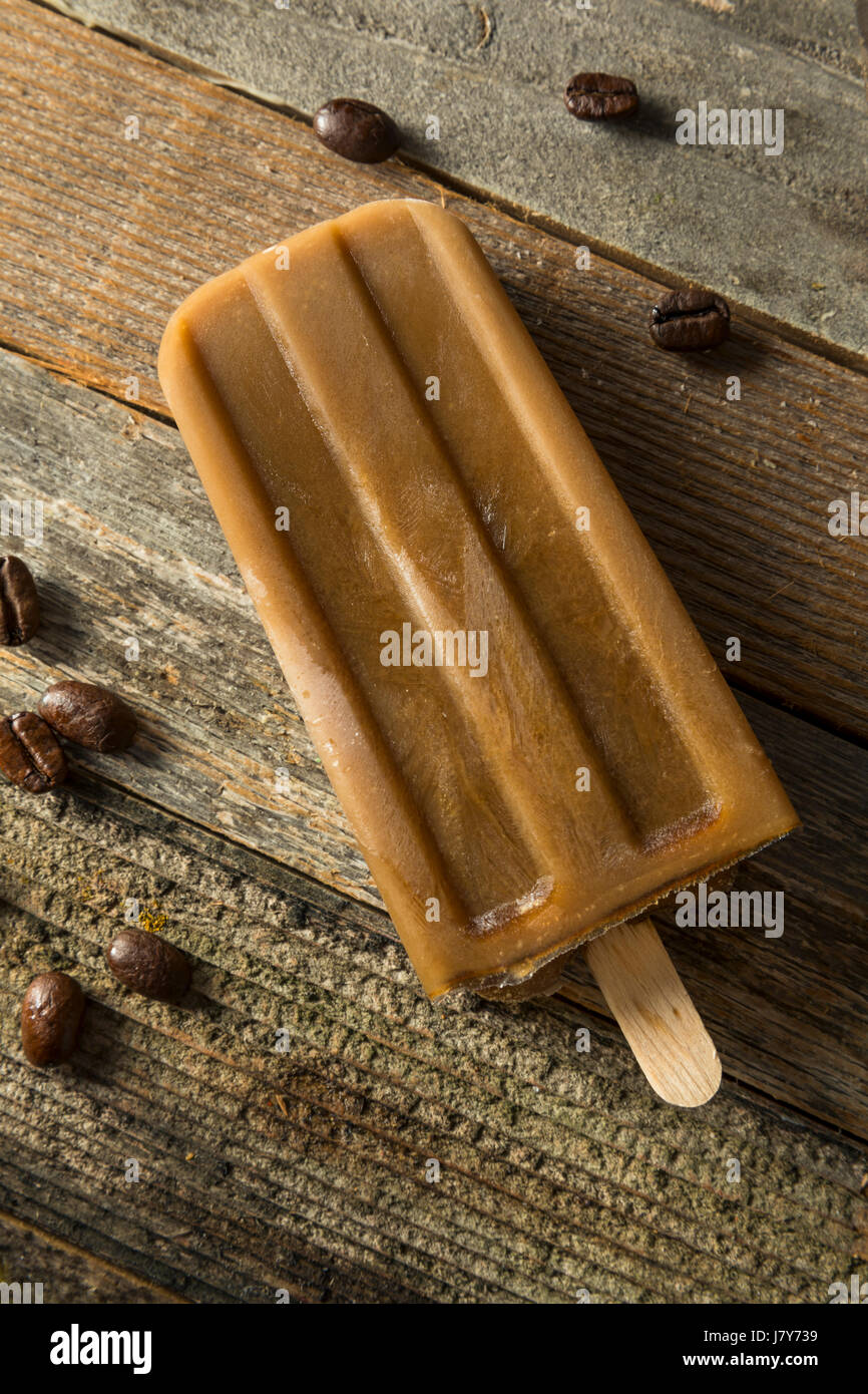 Hausgemachte erfrischenden Eistee Kaffee Eis am Stiel Stockfoto