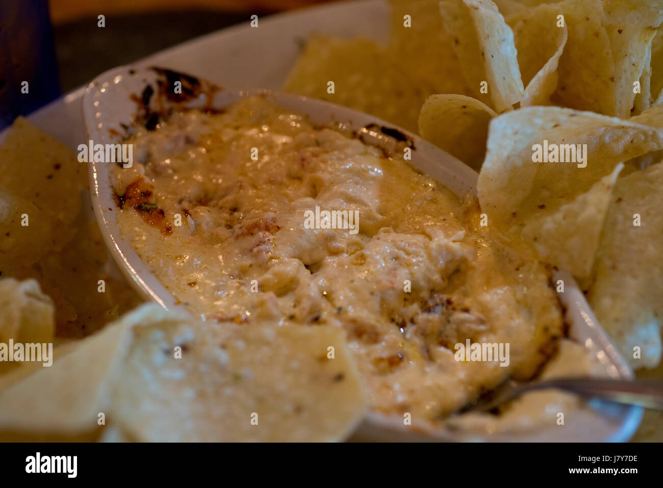 Krabbe Dip und Pommes frites Stockfoto