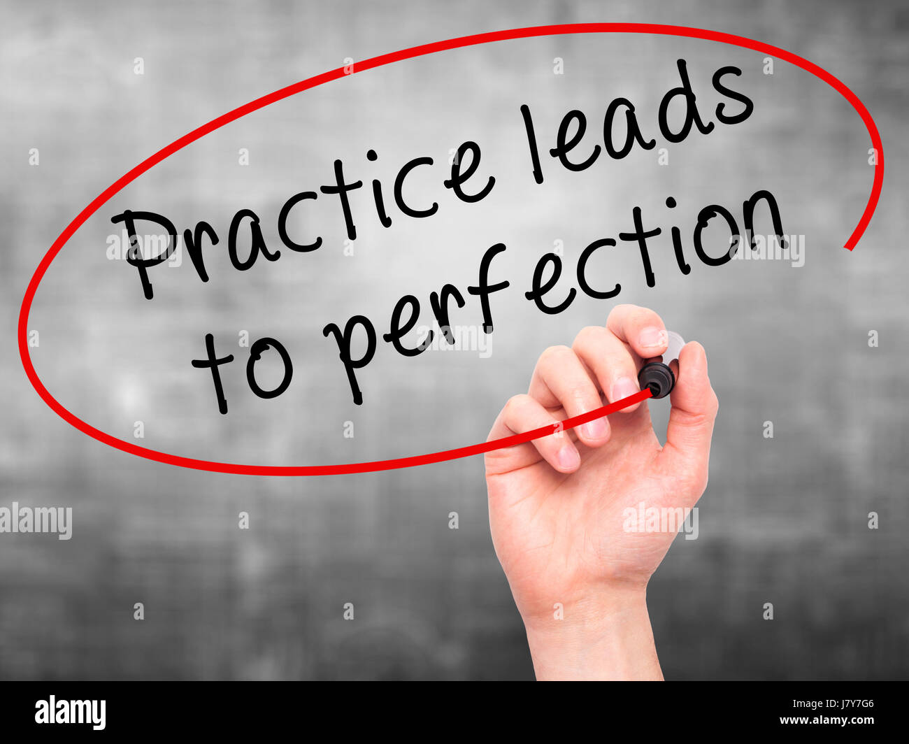 Hand des Menschen schreiben Praxis führt zu Perfektion mit schwarzem Filzstift auf Bildschirm. Isoliert auf grau. Wirtschaft, Technologie, Internet-Konzept. Lager Imag Stockfoto