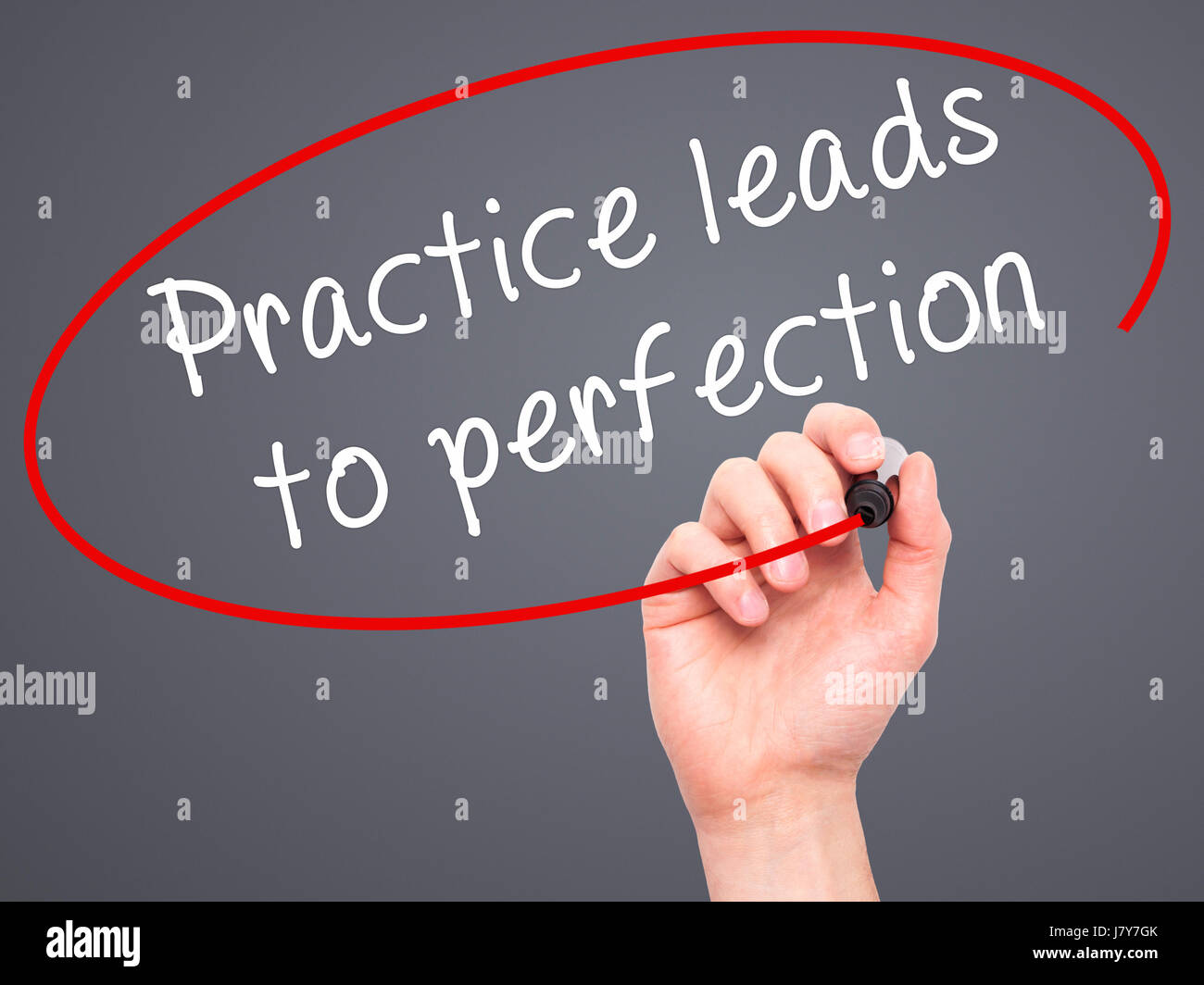 Hand des Menschen schreiben Praxis führt zu Perfektion mit schwarzem Filzstift auf Bildschirm. Isoliert auf grau. Wirtschaft, Technologie, Internet-Konzept. Lager Imag Stockfoto