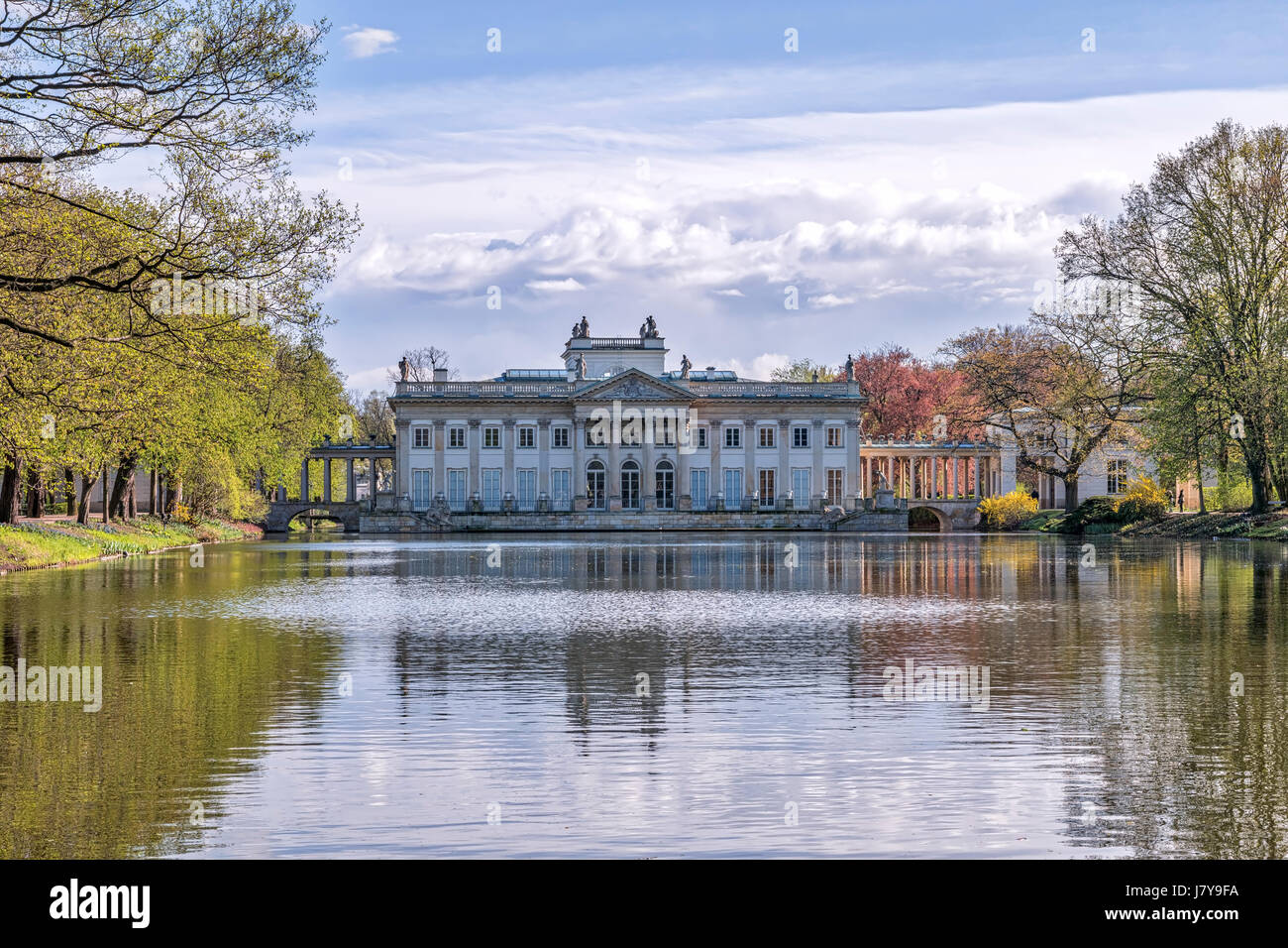 Palast auf dem Wasser im Lazienki Park in Warschau Stockfoto