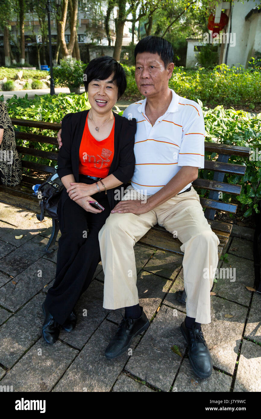 Wenzhou, Zhejiang, China.  Jiangxin Insel.  Paar mittleren Alters sitzen im Park auf einen angenehmen Nachmittag. Stockfoto