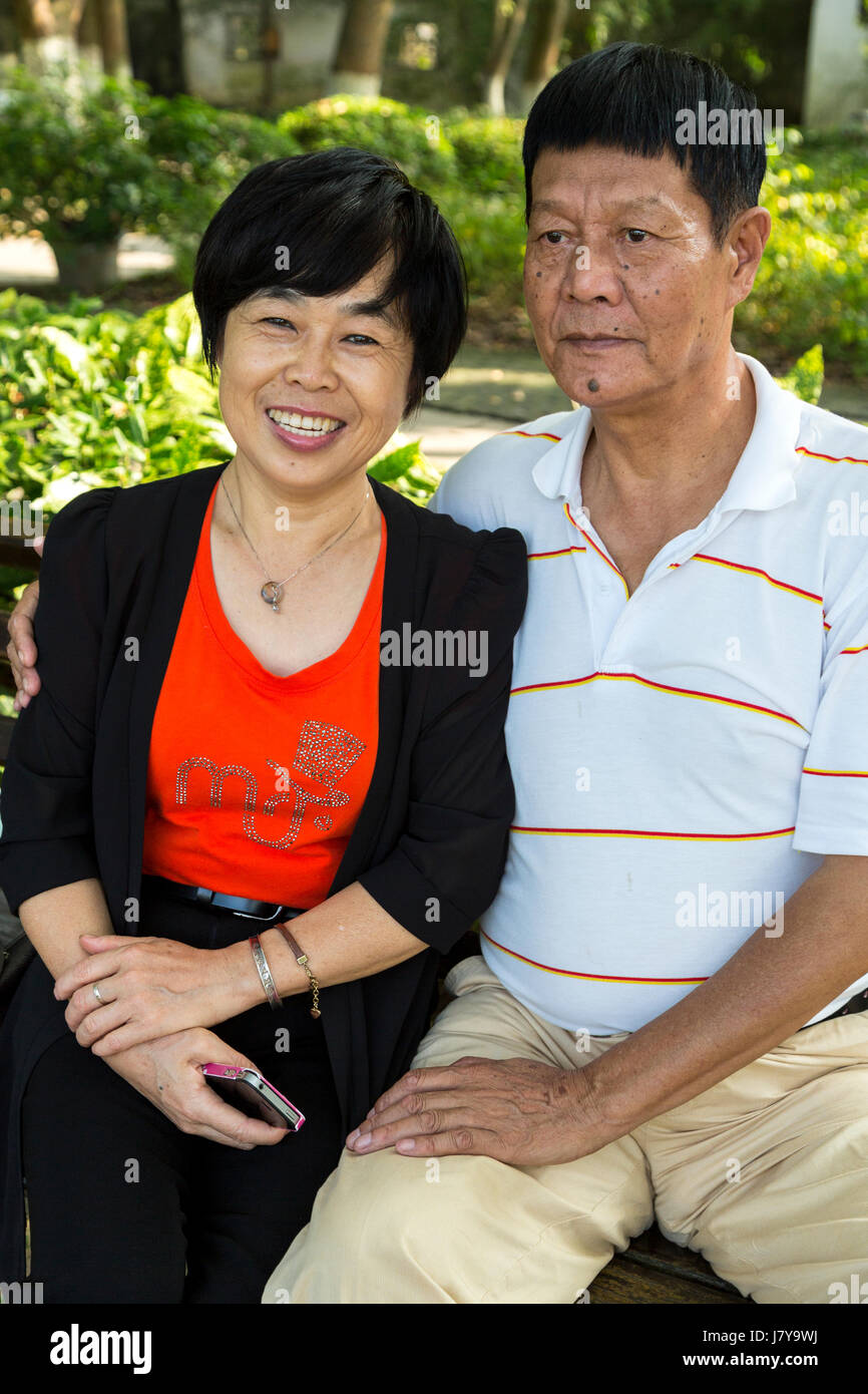 Wenzhou, Zhejiang, China.  Jiangxin Insel.  Paar mittleren Alters sitzen im Park auf einen angenehmen Nachmittag. Stockfoto