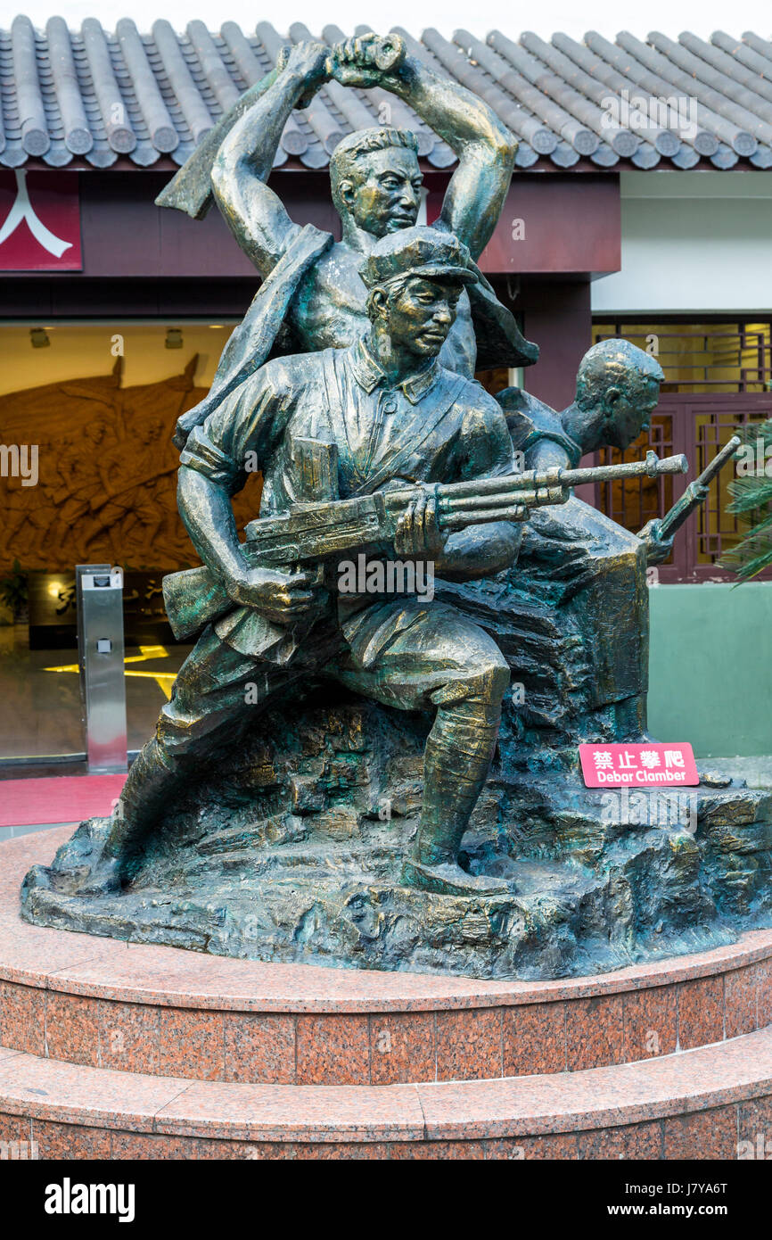 Wenzhou, Zhejiang, China.  Jiangxin Insel.  Statue zu Ehren der Revolution von 1949, Museum der Revolution. Stockfoto