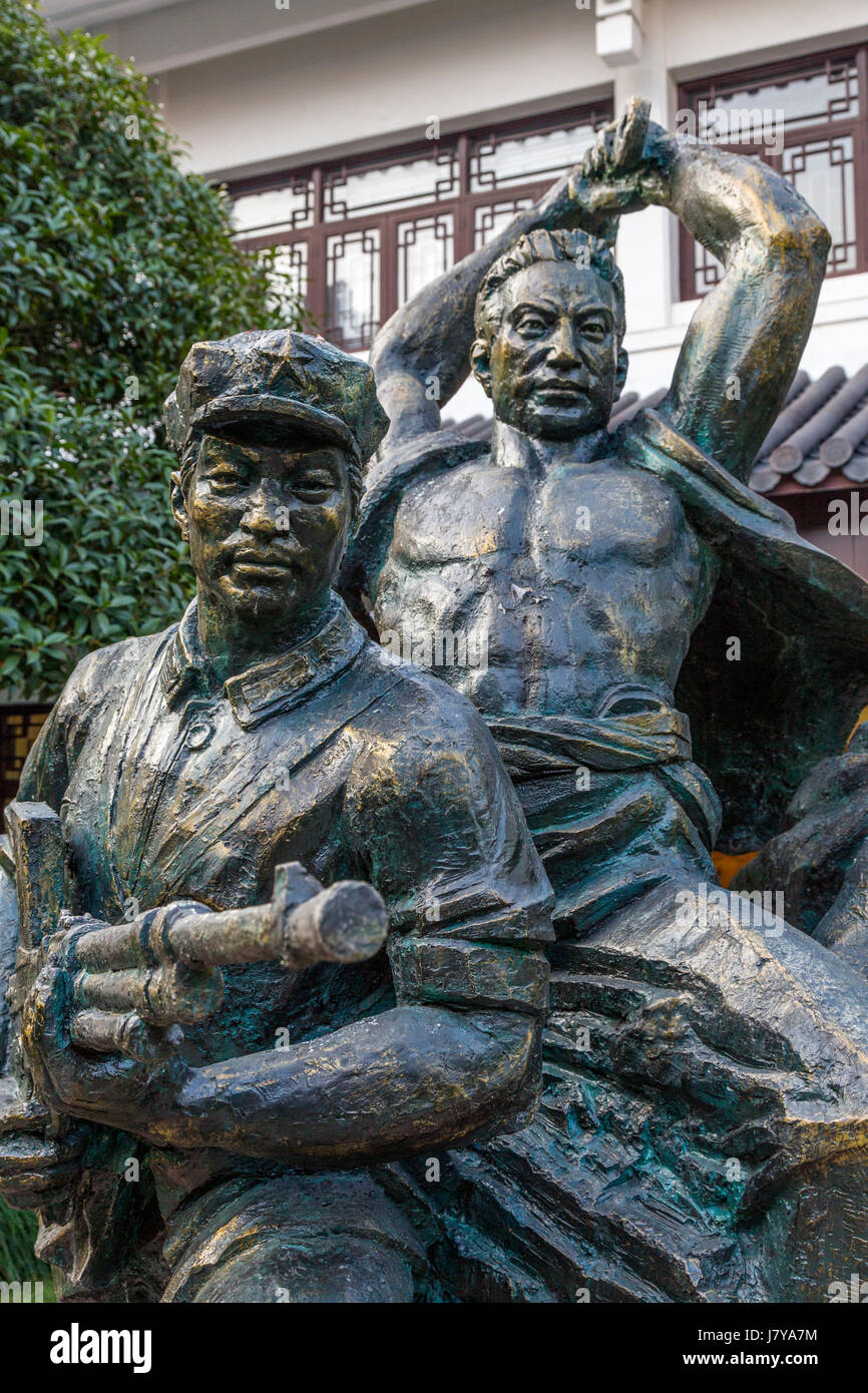 Wenzhou, Zhejiang, China.  Jiangxin Insel.  Statue zu Ehren der Revolution von 1949, Museum der Revolution. Stockfoto