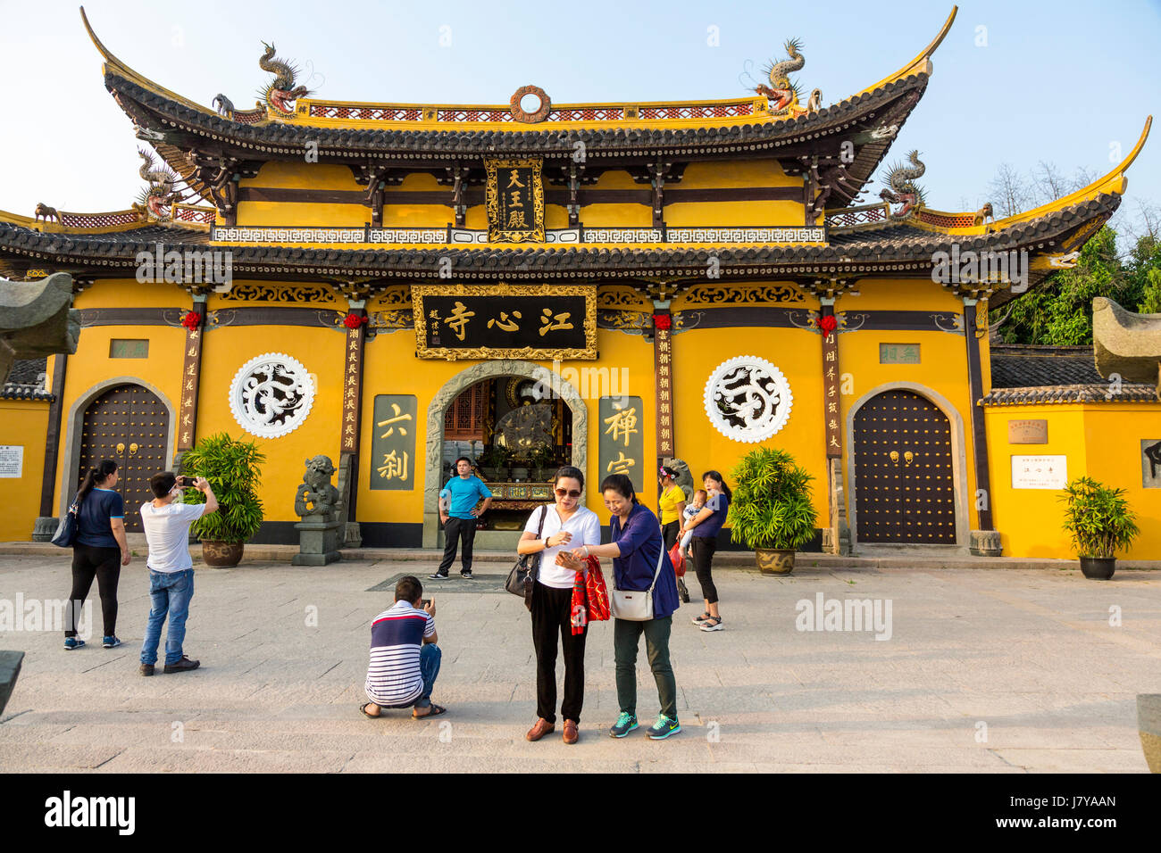 Wenzhou, China.  Touristen am Jiangxin buddhistischen Tempel umgebaut 1789. Stockfoto