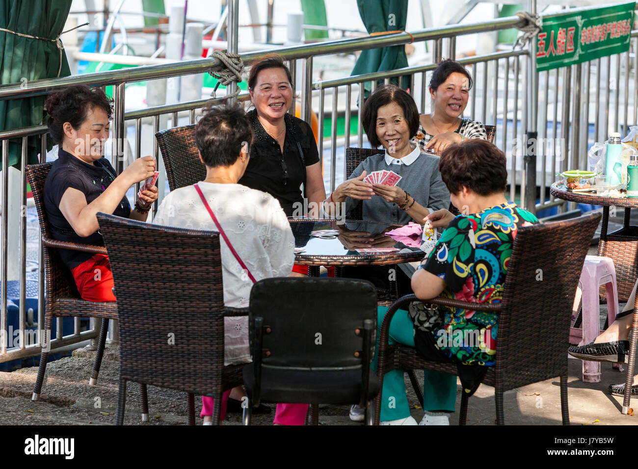 Wenzhou, Zhejiang, China.  Jiangxin Insel, Frauen Spielkarten. Stockfoto