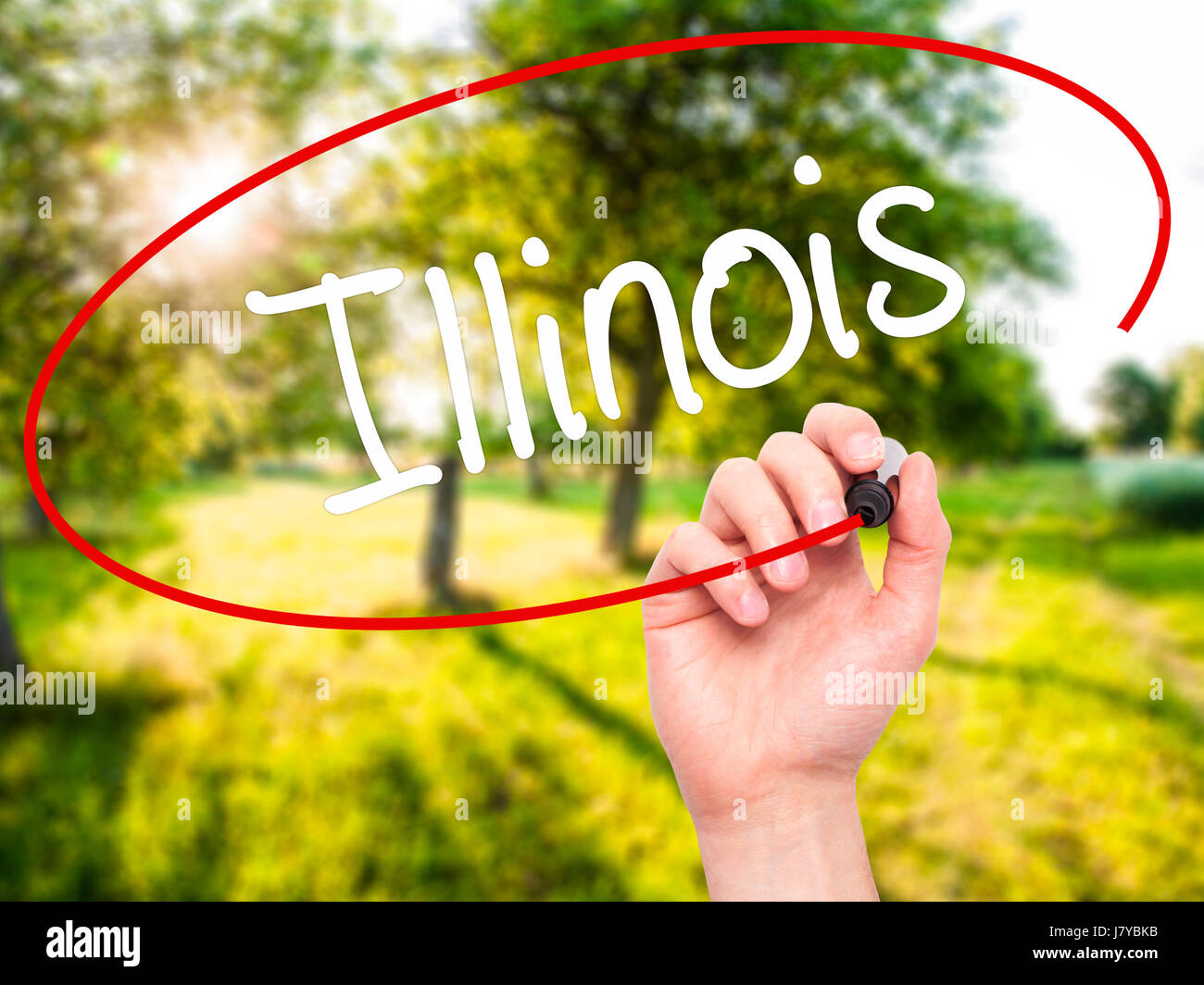 Hand des Mannes Illinois mit schwarzem Filzstift auf Bildschirm zu schreiben. Auf Hintergrund isoliert. Wirtschaft, Technologie, Internet-Konzept. Stock Foto Stockfoto