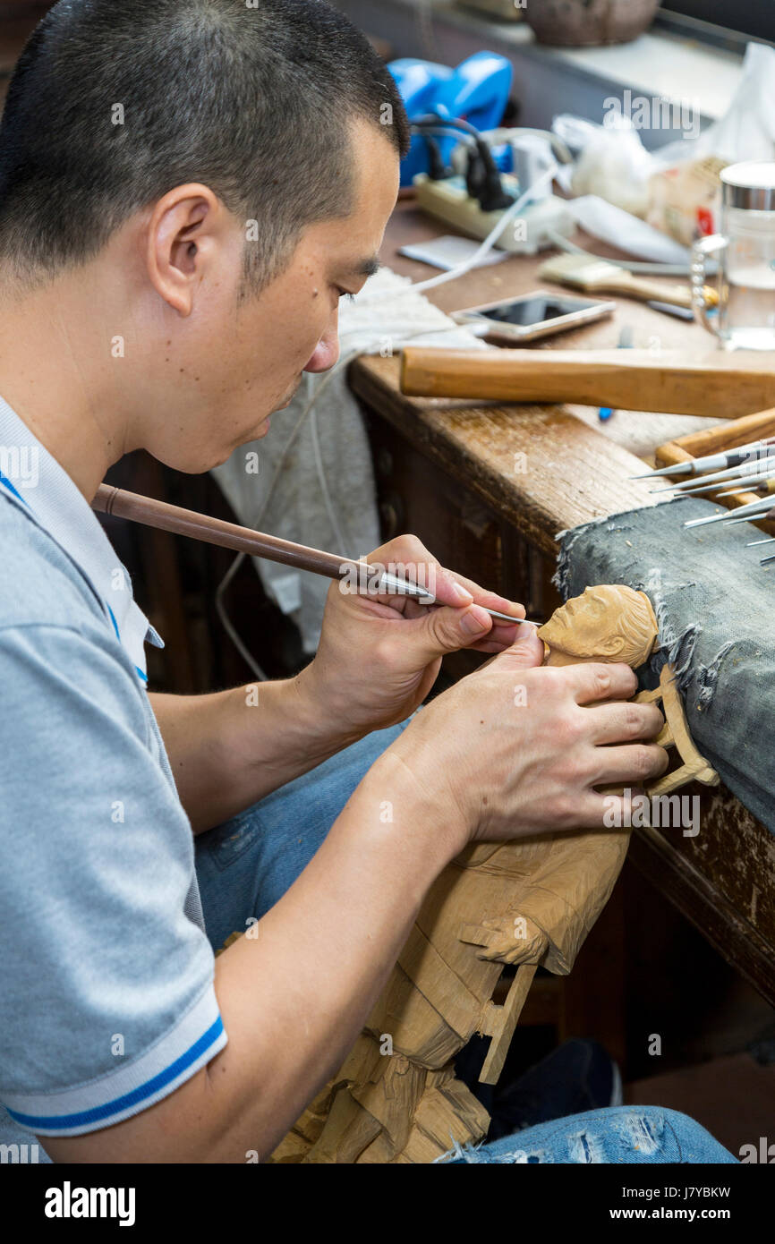 Wenzhou, Zhejiang, China.  Künstler Yung Huachun mit Abbildung der Luo Bang, Schöpfer des Buchsbaum Carving, Arts And Crafts Research Institute. Stockfoto