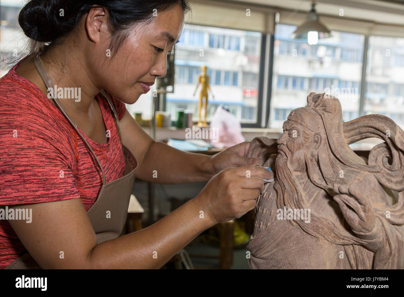Wenzhou, Zhejiang, China.  Buchsbaum-Carver Carving-Abbildung des militärischen Führer Guan Yu, Arts And Crafts Research Institute. Stockfoto