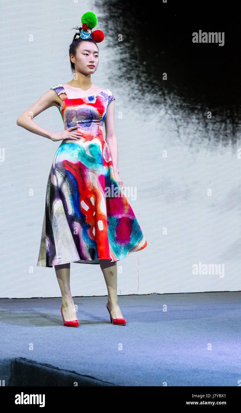 Wenzhou, Zhejiang, China.  Chinesische Mode-Show-Modell.  FÜR DEN REDAKTIONELLEN GEBRAUCH BESTIMMT. Stockfoto