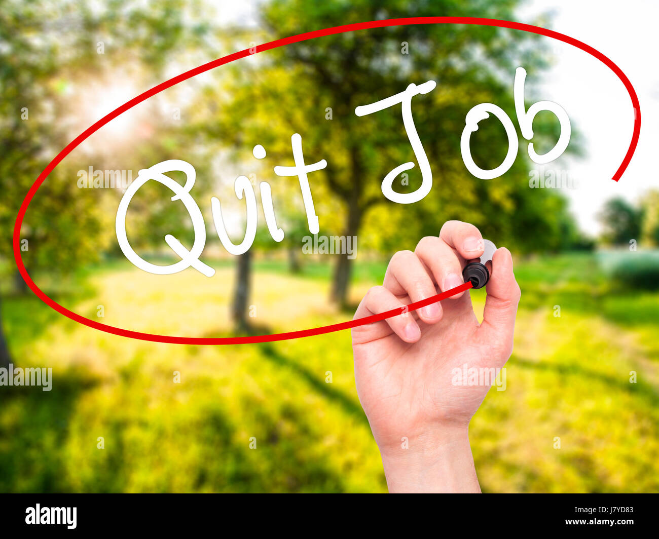 Hand des Menschen schriftlich beenden Job mit schwarzen Balken am Bildschirm. Isoliert auf Natur. Wirtschaft, Technologie, Internet-Konzept. Stock Foto Stockfoto