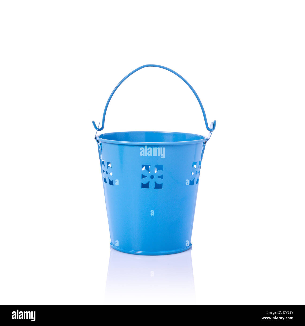 Kleine blaue Vintage Blecheimer. Studio gedreht isolierten auf weißen Hintergrund Stockfoto