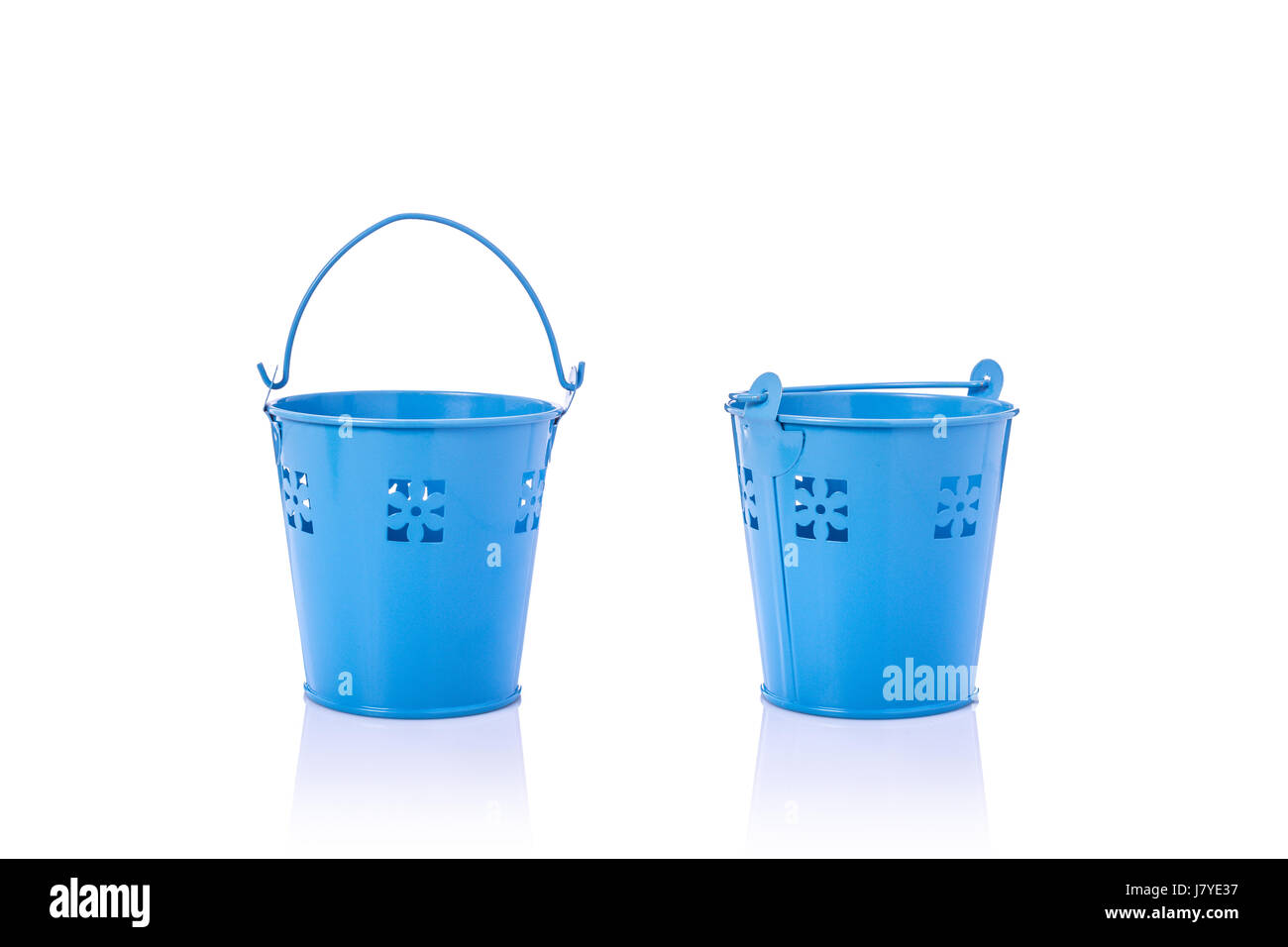 Kleine blaue Vintage Blecheimer. Studio gedreht isolierten auf weißen Hintergrund Stockfoto