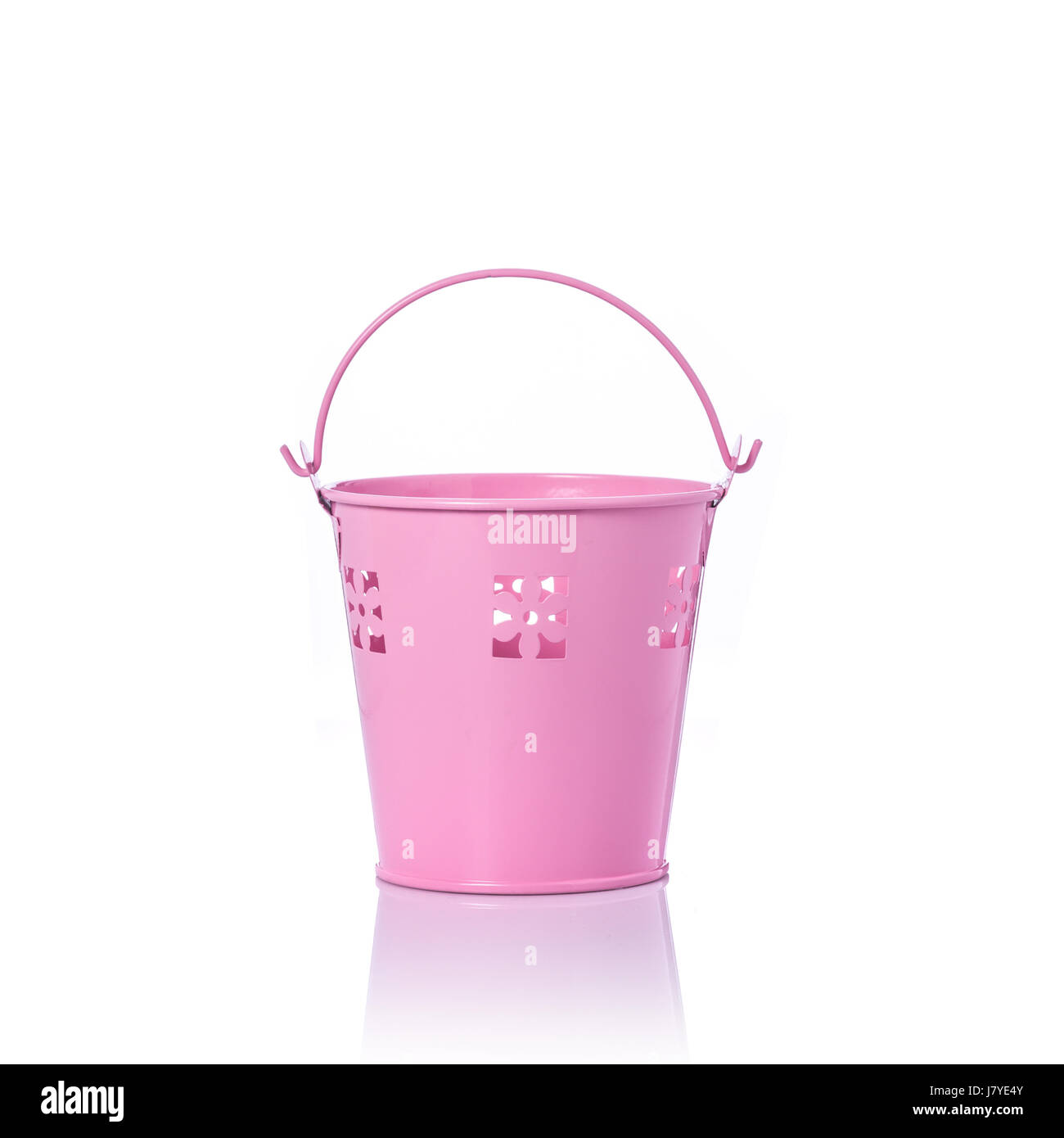 Kleine rosa Vintage Blecheimer. Studio gedreht isolierten auf weißen Hintergrund Stockfoto
