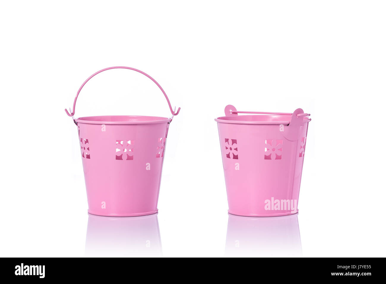 Kleine rosa Vintage Blecheimer. Studio gedreht isolierten auf weißen Hintergrund Stockfoto