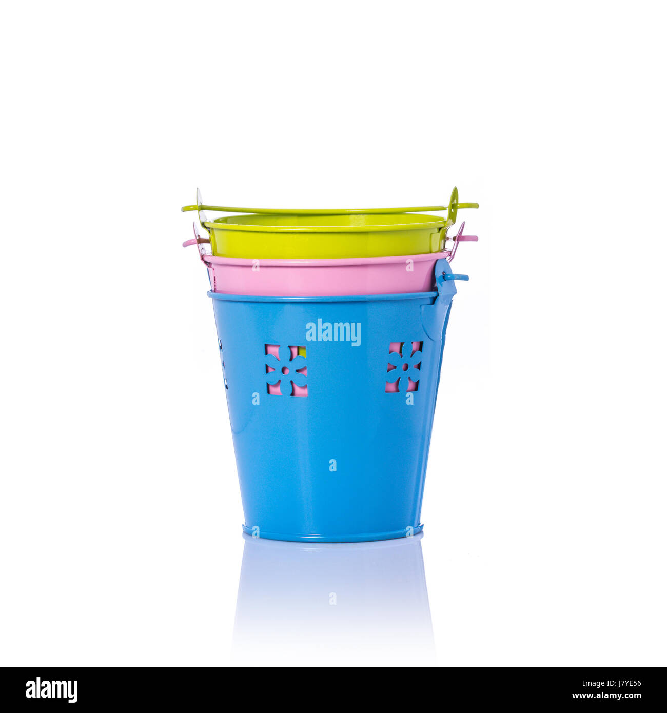 Kleine blaue, rosa und gelbe Vintage Metall-Eimer. Studio gedreht isolierten auf weißen Hintergrund Stockfoto