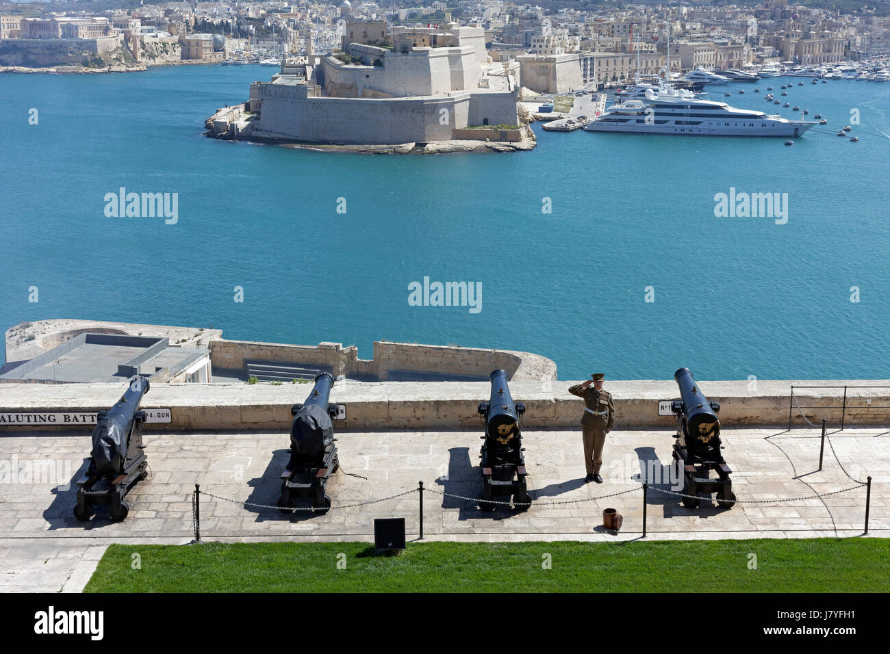 Kanonen salutieren, Batterie, Blick von Fort St. Angelo, Valletta, Malta Stockfoto