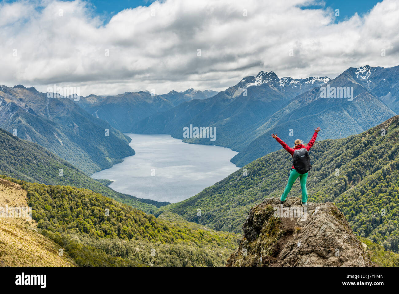 Weibliche Wanderer, Blick auf den South Fiord des Lake Te Anau, Arme ausgestreckte, südlichen Alpen auf Rückseite, Wanderweg Kepler Tack Stockfoto