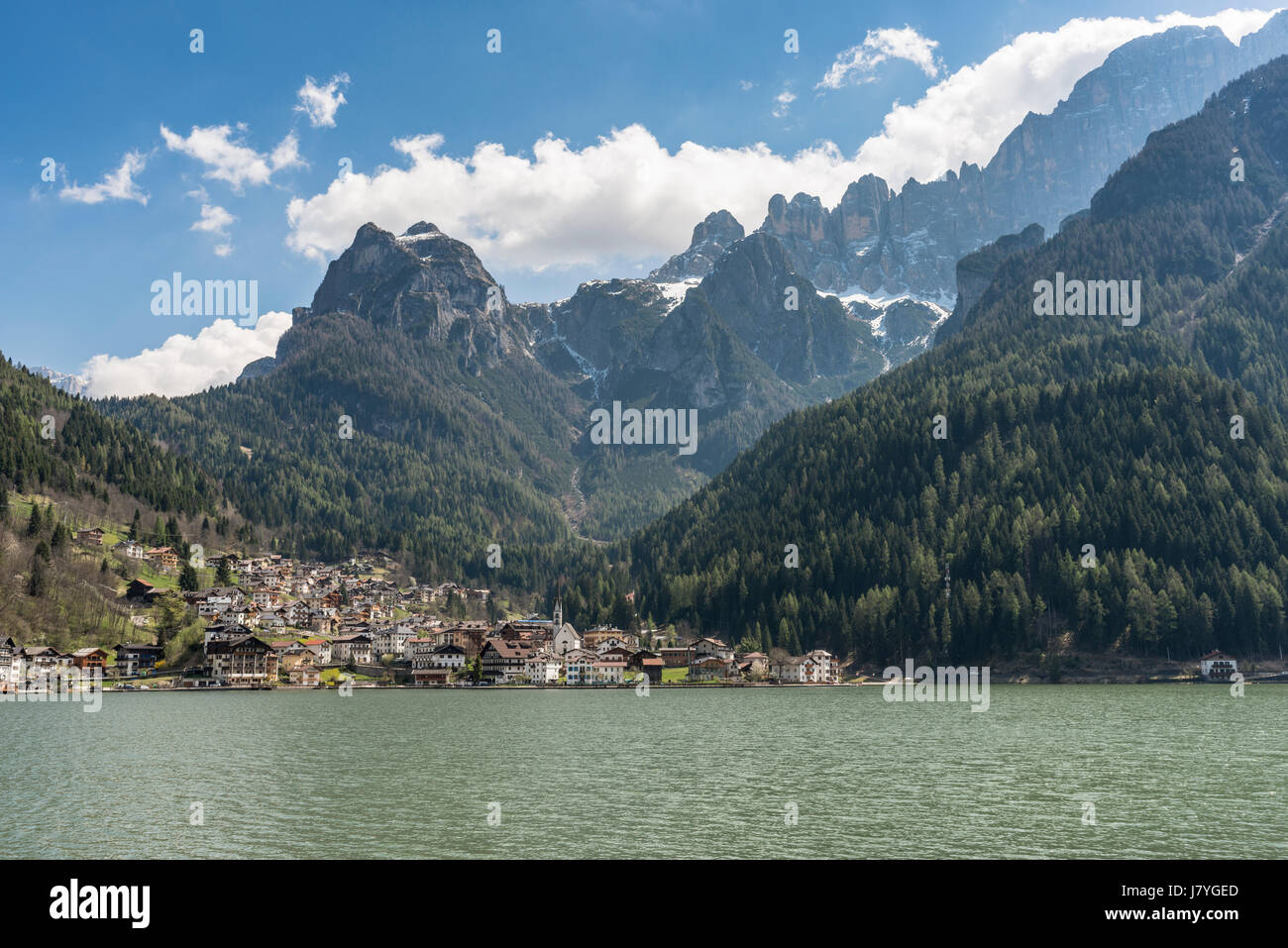 Touristisches Dorf Alleghe am See von Alleghe, Cordevole-Tal, an der Spitze der Civetta-Moiazza Gruppe, Dolomiten, Provinz Belluno Stockfoto