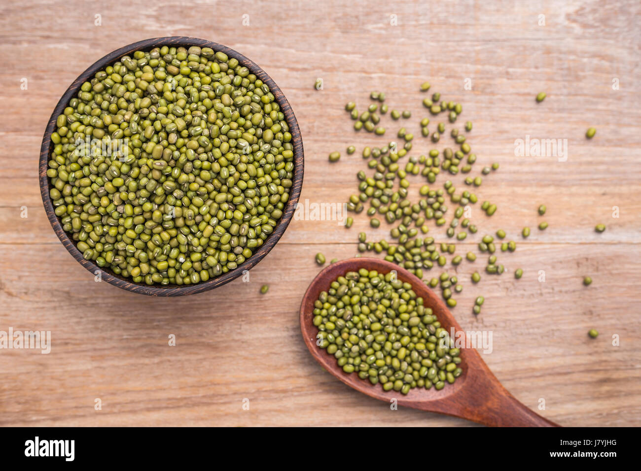 Draufsicht Mungobohnen in Holzschale setzen auf Holzbrett Hintergrund Stockfoto