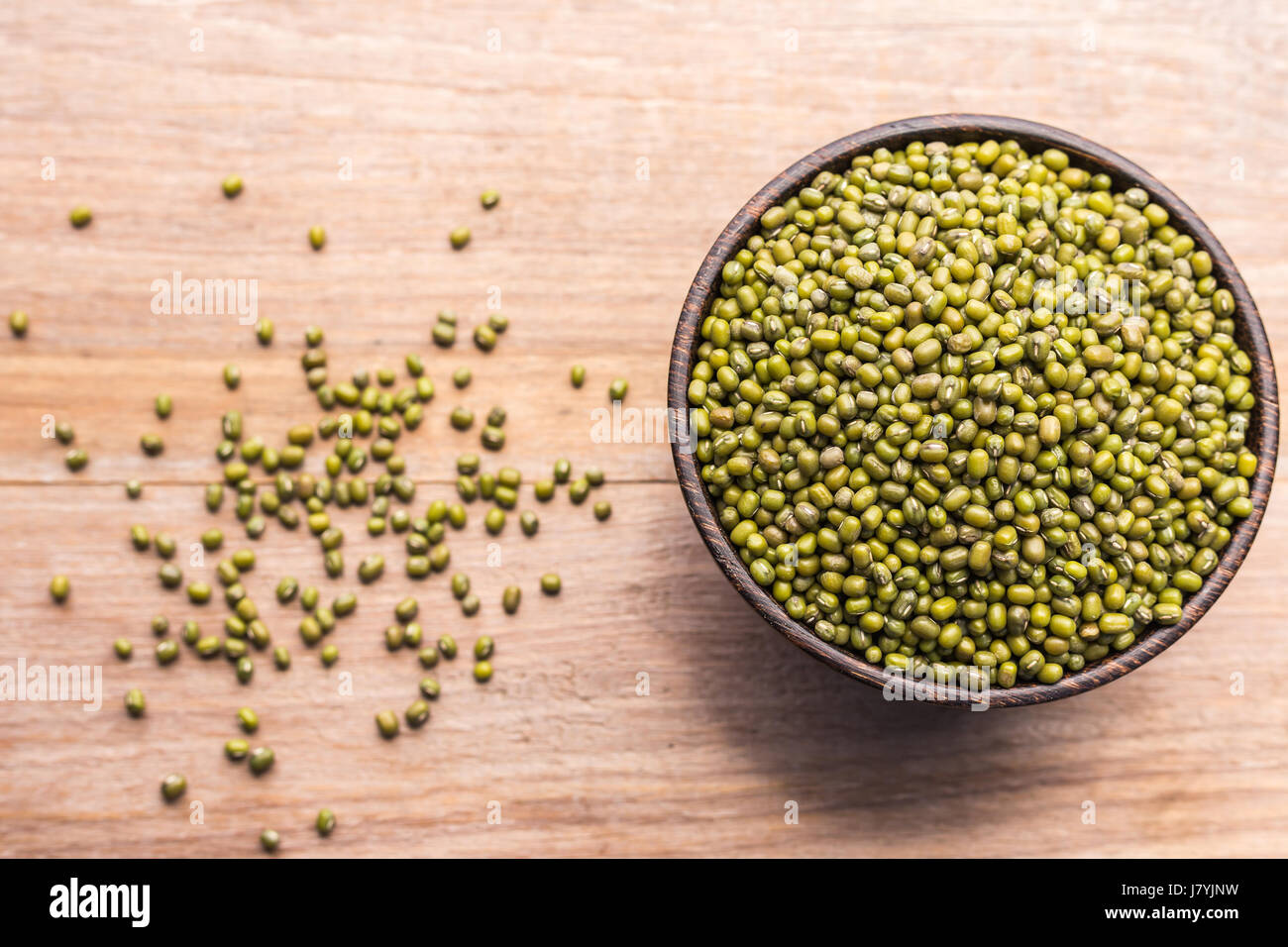 Draufsicht Mungobohnen in Holzschale setzen auf Holzbrett Hintergrund Stockfoto