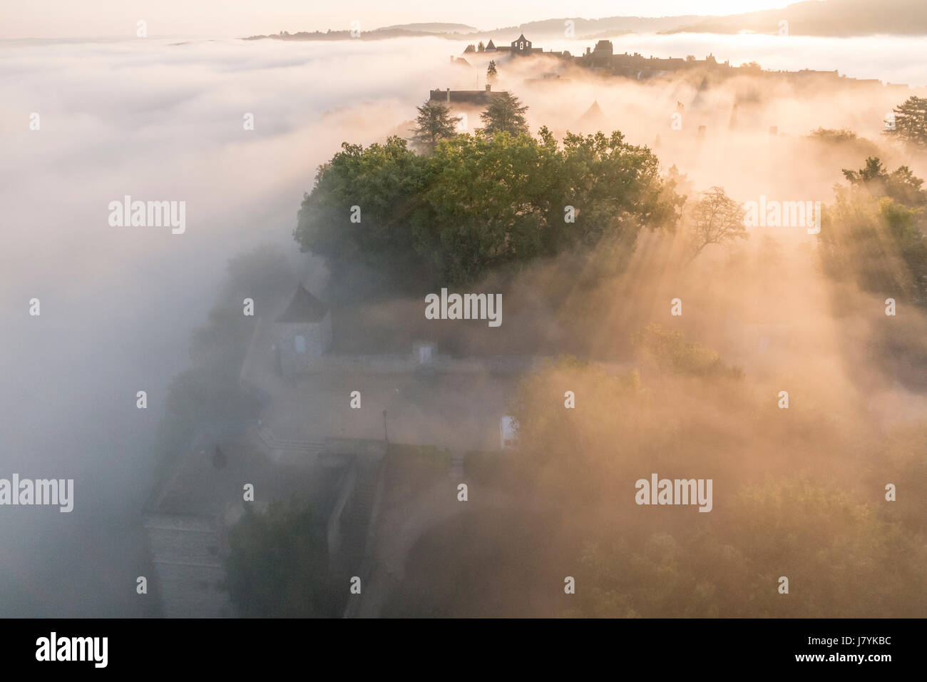 Frankreich, Dordogne, Domme, gekennzeichnet Les Plus Beaux Villages de France, das Dorf taucht aus dem Nebel bei Sonnenaufgang (Luftaufnahme) Stockfoto