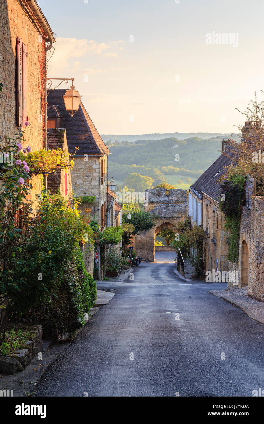 Frankreich, Dordogne, Domme, beschriftet Les Plus Beaux Villages de France (die schönsten Dörfer Frankreichs), Porte Delbos Straße Stockfoto