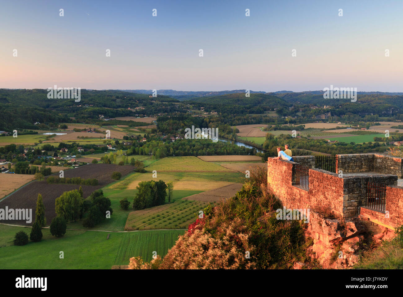 Frankreich, Dordogne, Domme, beschriftet Les Plus Beaux Villages de France (schönste Dörfer Frankreichs), Blick vom belvedere des Barre bei Sonnenuntergang Stockfoto