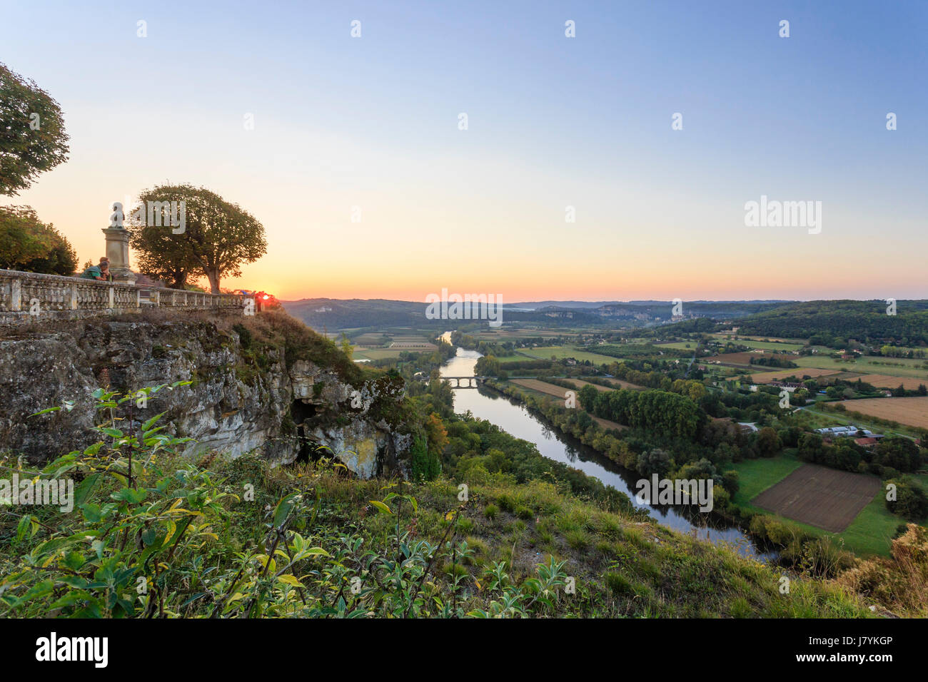 Frankreich, Dordogne, Domme, beschriftet Les Plus Beaux Villages de France (schönste Dörfer Frankreichs), Blick vom belvedere des Barre bei Sonnenuntergang Stockfoto