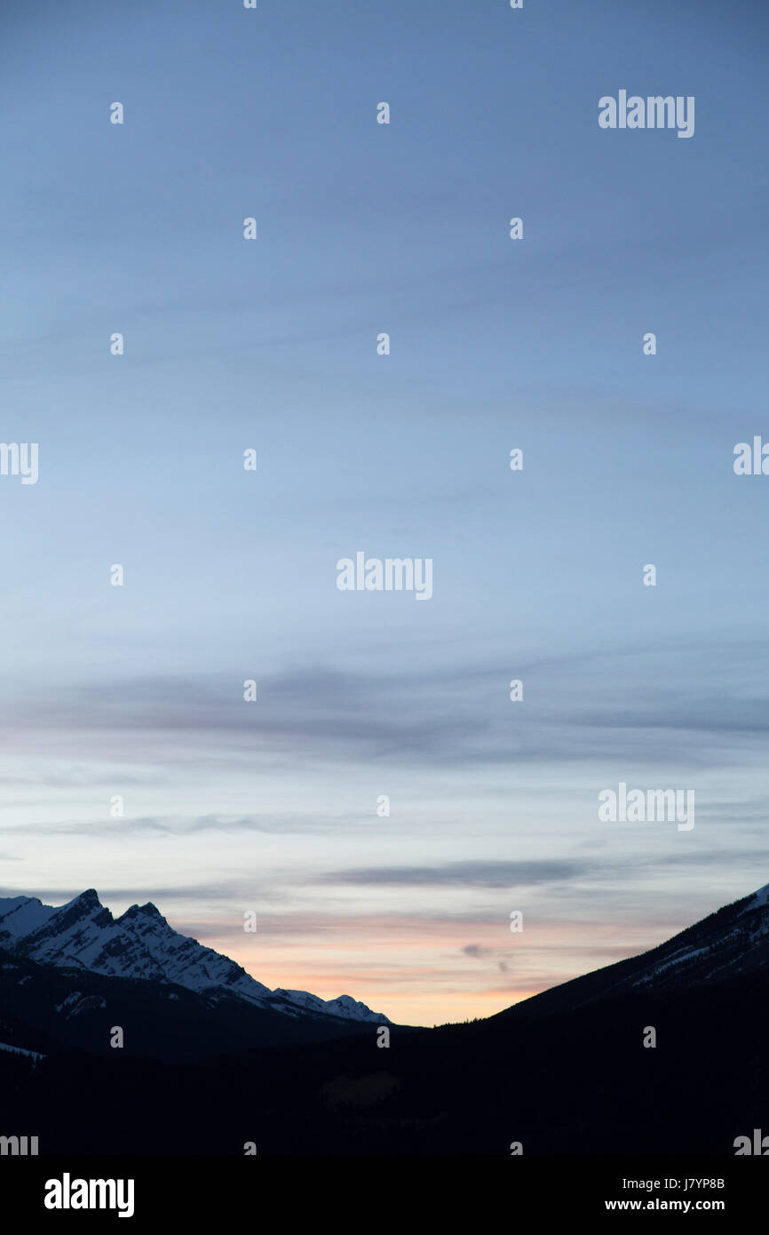 Dämmerung über den kanadischen Rockies im Banff National Park in Alberta, Kanada. Die Berge sind mit Schnee begrenzt. Stockfoto