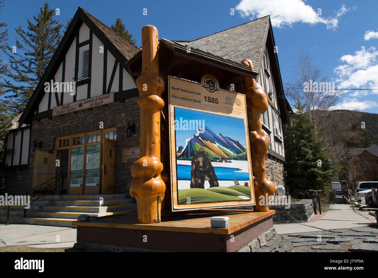Banff-Besucherzentrum in Banff, Kanada. Das Gebäude hat Informationen über die Lokalität und Souvenirs verkauft, es ist im Banff National Park. Stockfoto