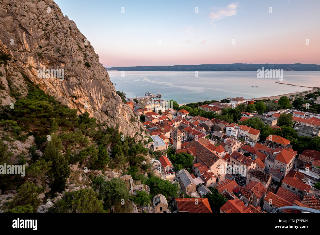 Luftbild auf Omis Altstadt und Kirche des Heiligen Geistes, Dalmatien, Kroatien Stockfoto