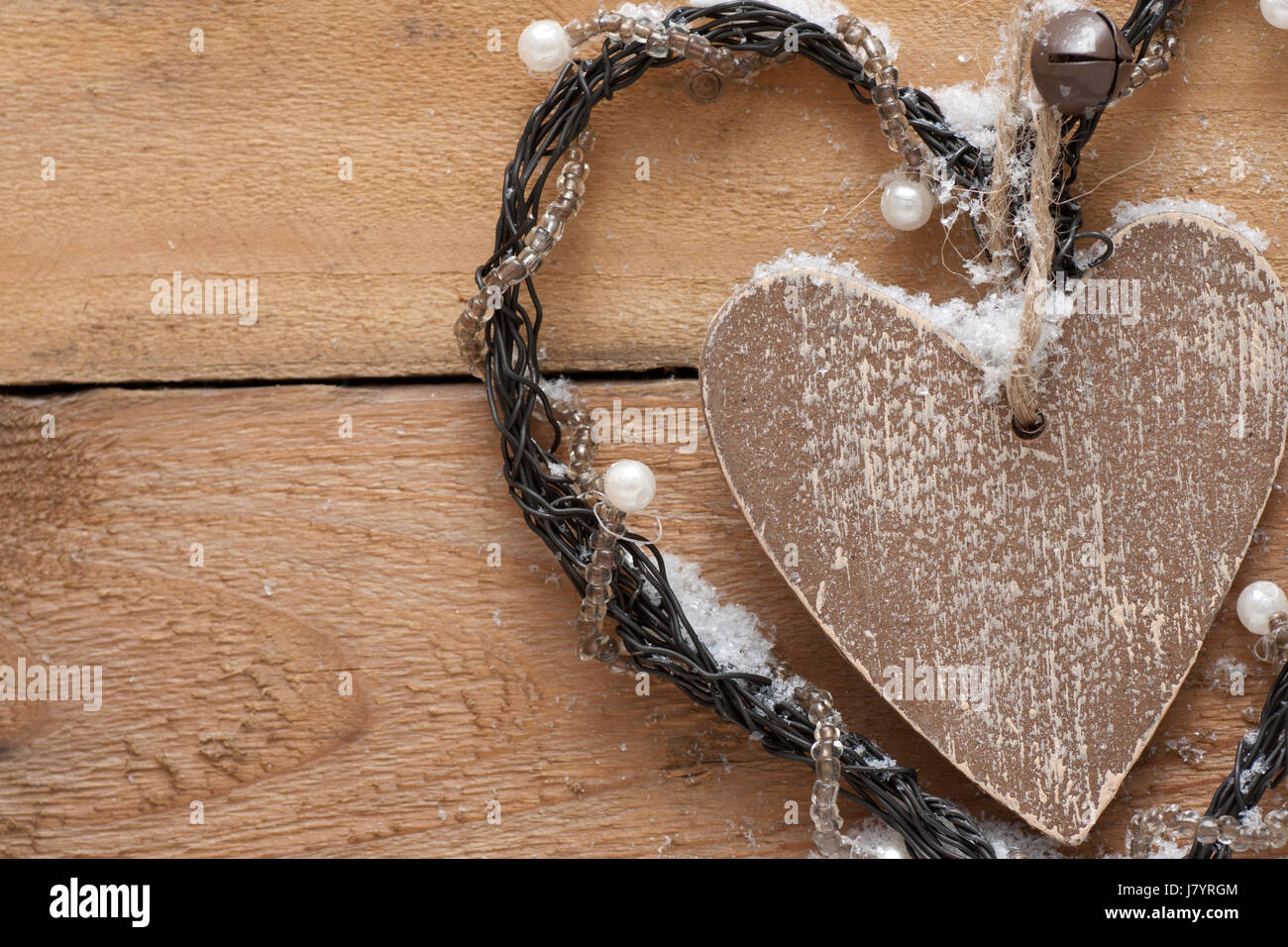Metalldraht Perlen Schnee Herz alte schöne beauteously Holz atraktiv Stockfoto
