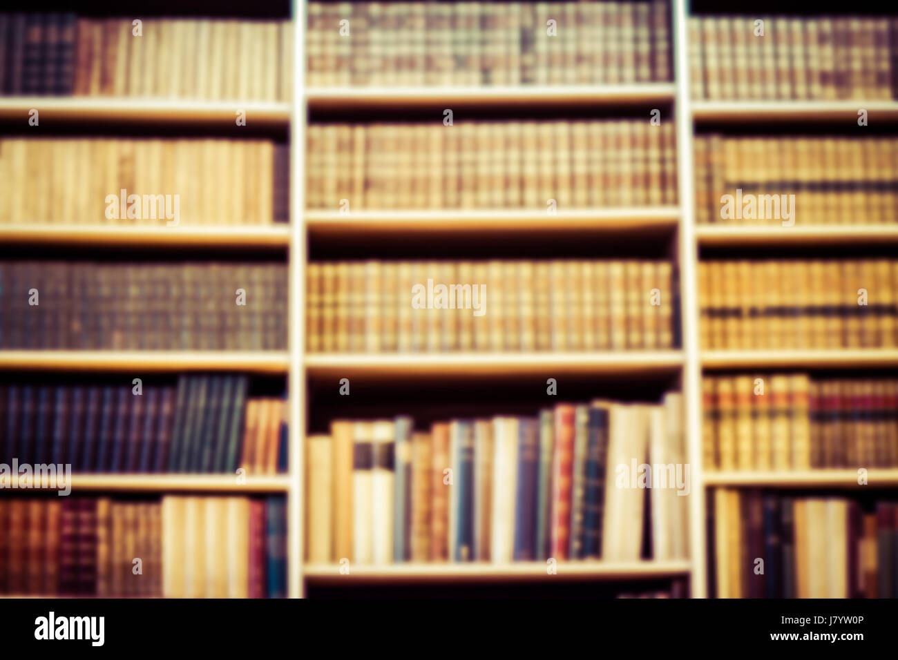 der Hintergrund jedoch unscharf Bücherregal voller Bücher. Konzept der Bibliothek. Stockfoto