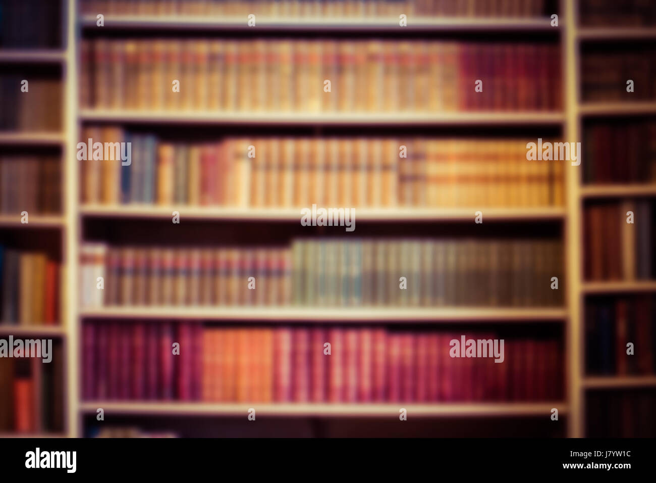 der Hintergrund jedoch unscharf Bücherregal voller Bücher. Konzept der Bibliothek. Stockfoto