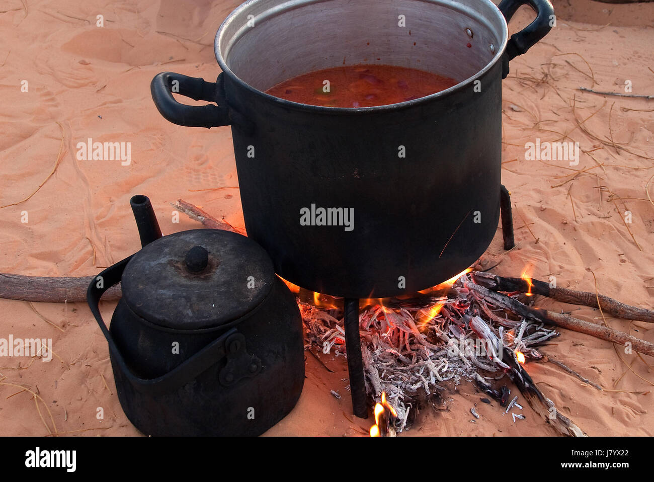 Lebensmittel Nahrungsmittel Feuer Flächenbrand Lagerfeuer camping kostenlos Topf Suppe Natur Essen Stockfoto