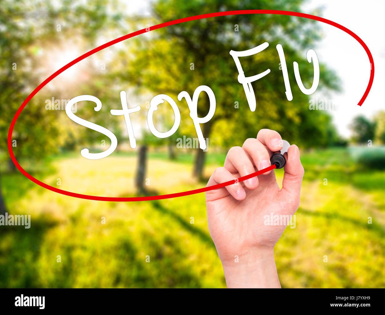 Hand des Mannes stoppen Grippe mit schwarzem Filzstift auf Bildschirm zu schreiben. Auf Hintergrund isoliert. Wirtschaft, Technologie, Internet-Konzept. Stock Foto Stockfoto