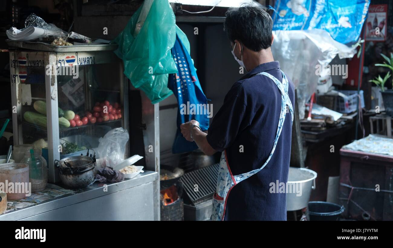 Open Air Straßenhändler kochen Thai Food in Yaowarat Road in Chinatown Bangkok Thailand Stockfoto