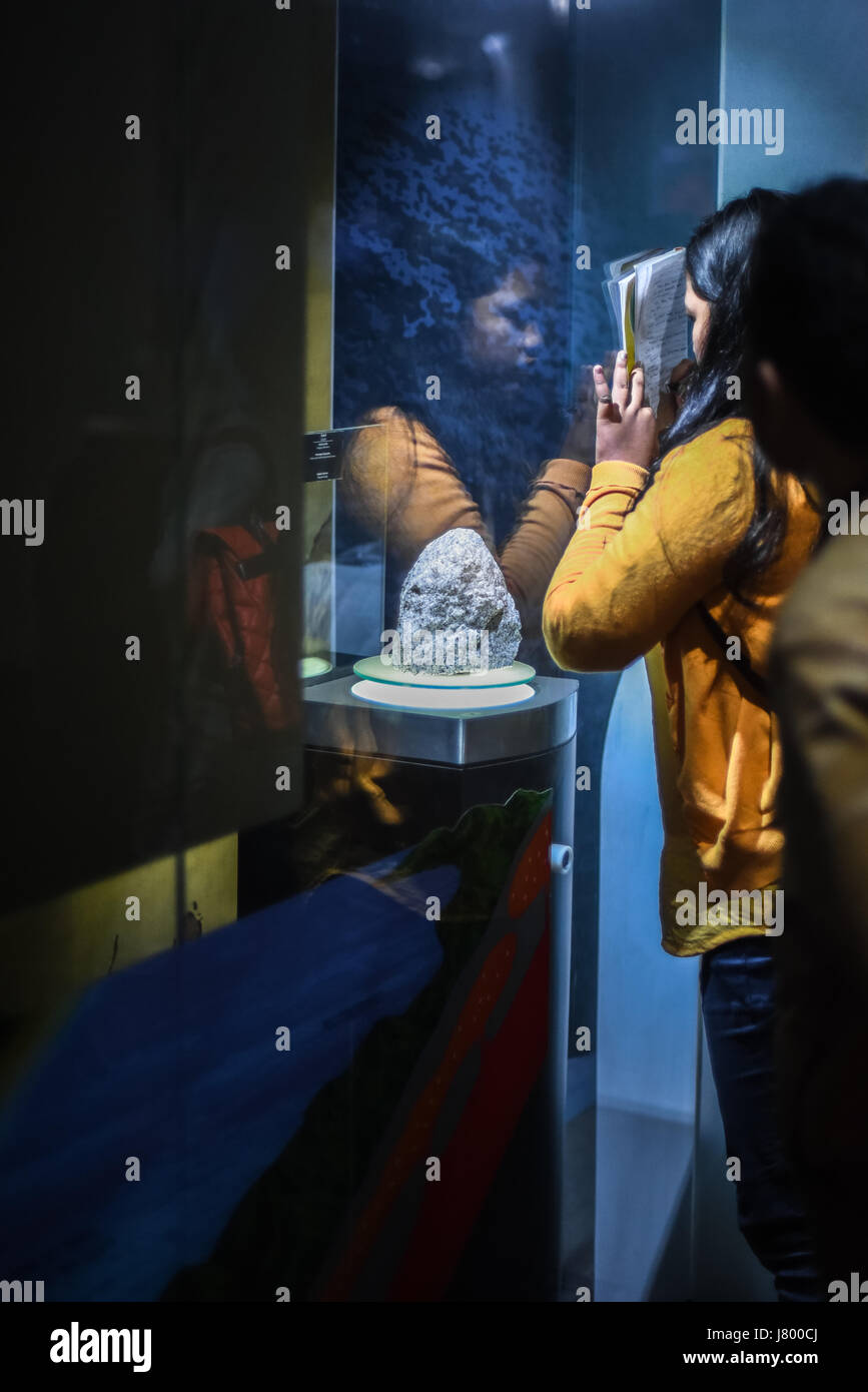 Studentin, Notizen auf geologische Objekt an Geologie Museum, Bandung, Indonesien. Stockfoto