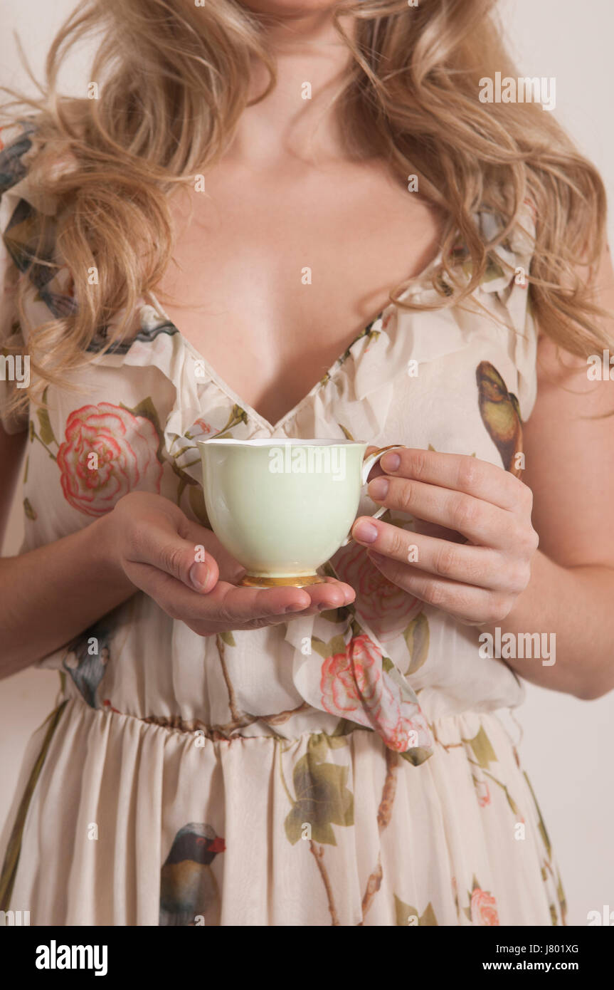 Nahaufnahme einer Frau mit einem grünen teacup Stockfoto