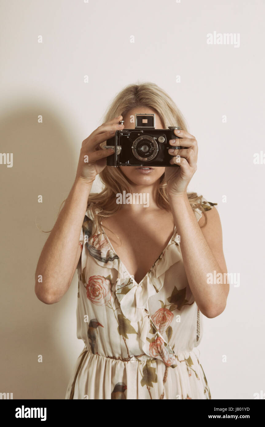Frau mit einem Vintage-Kamera Stockfoto
