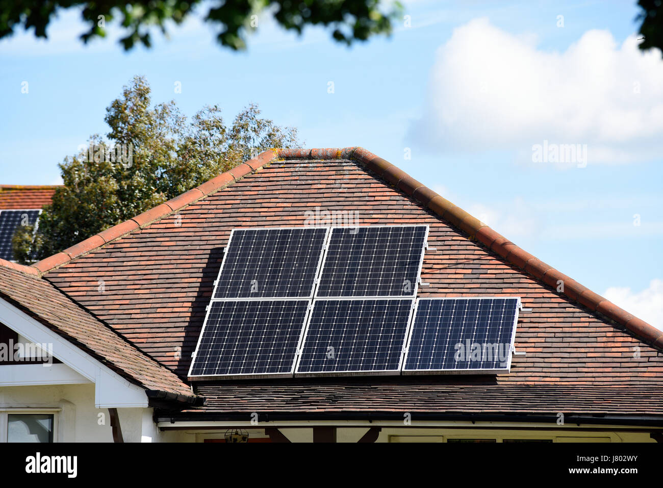 Solarpaneele auf dem Dach eines Bungalows in Southend on Sea, Essex, Großbritannien Stockfoto