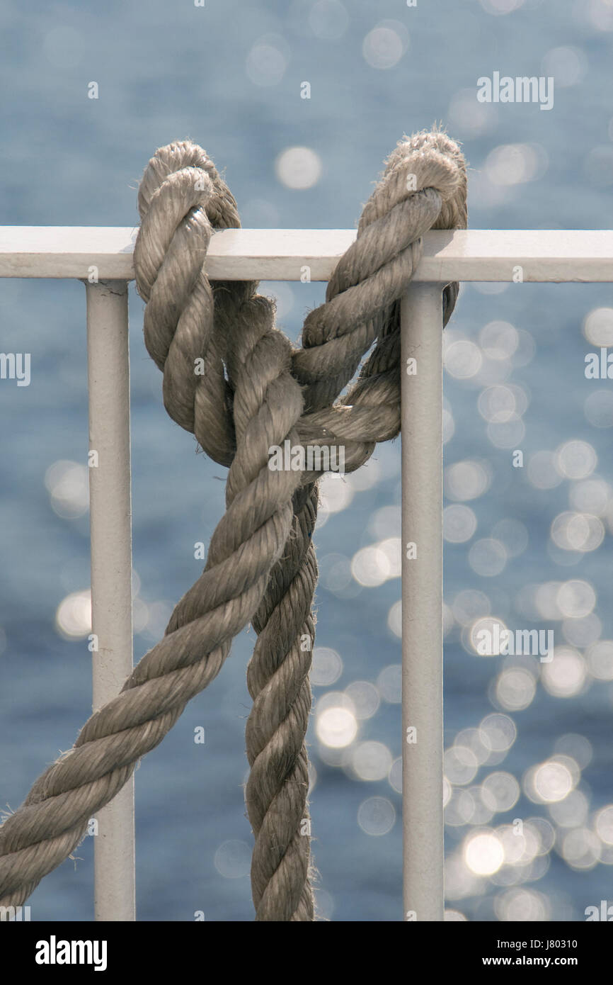 blaue Bind Schiene Flexibilität Salzwasser Meer Ozean Wasser Seil Schnur Kordel Zeichenfolge Stockfoto