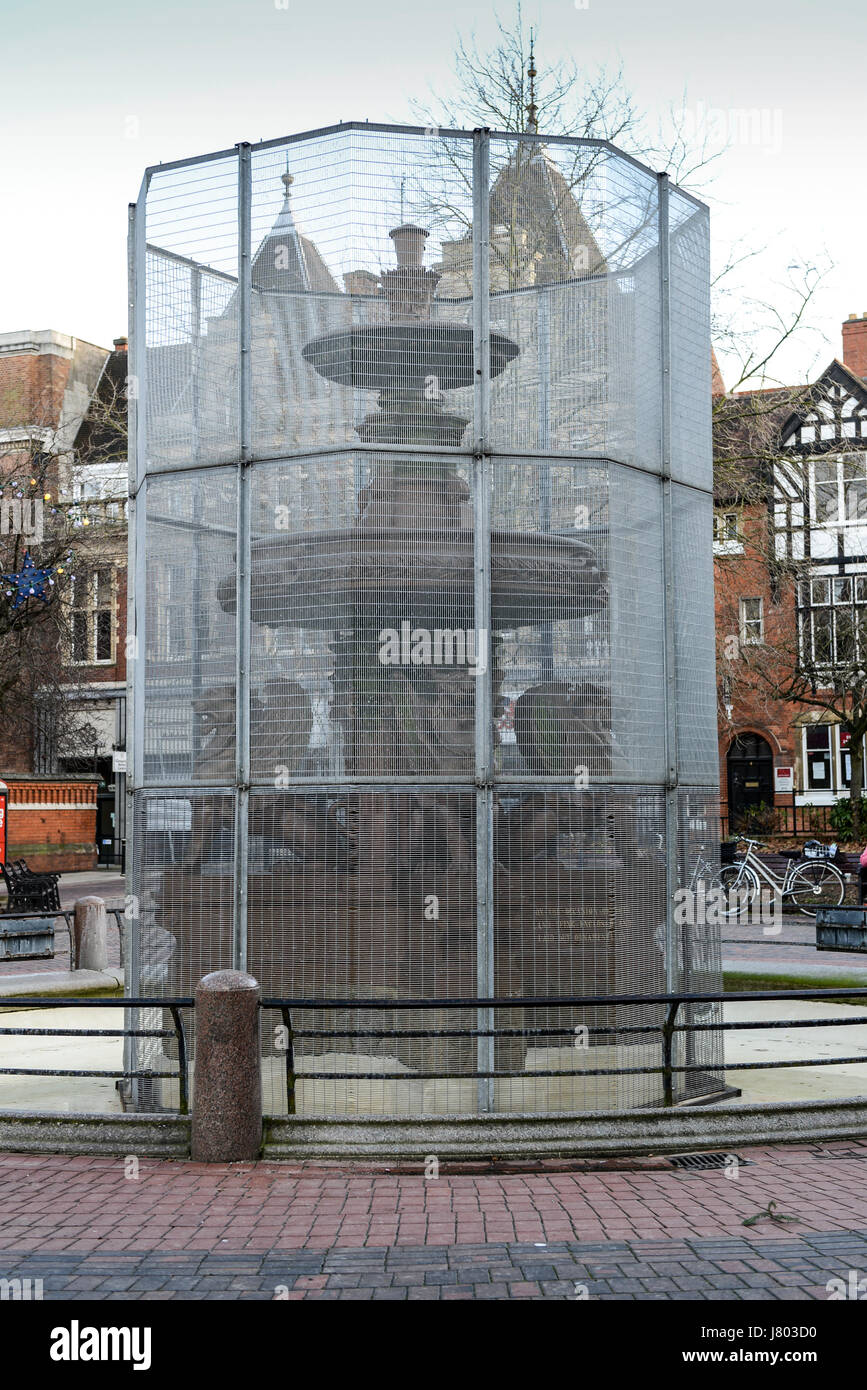 Brunnen auf dem Rathausplatz in Reparatur, Leicester, UK Stockfoto