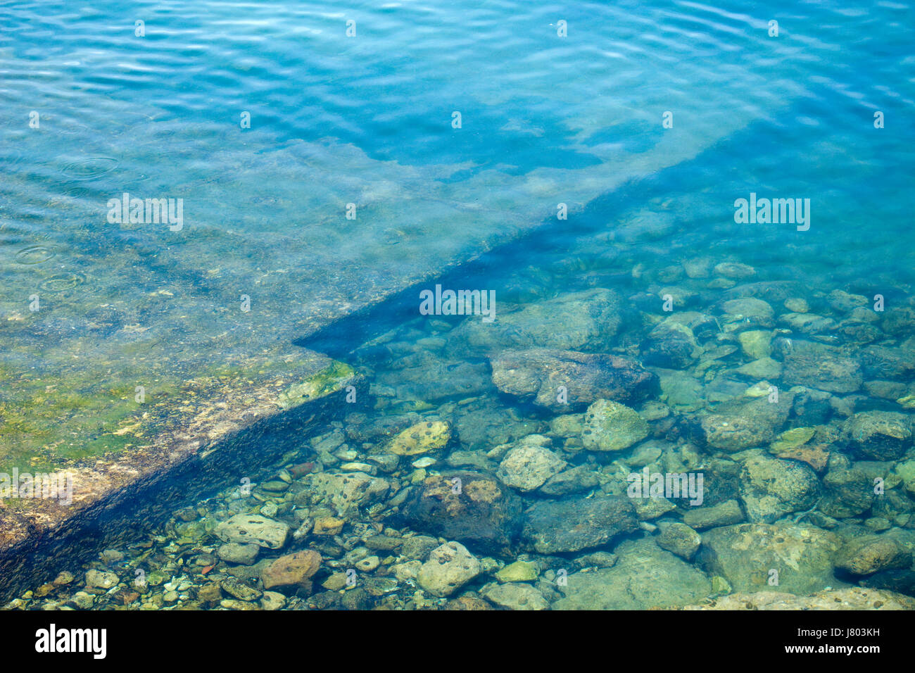 Bild von einem Schritt und Steinen unter Wasser Stockfoto