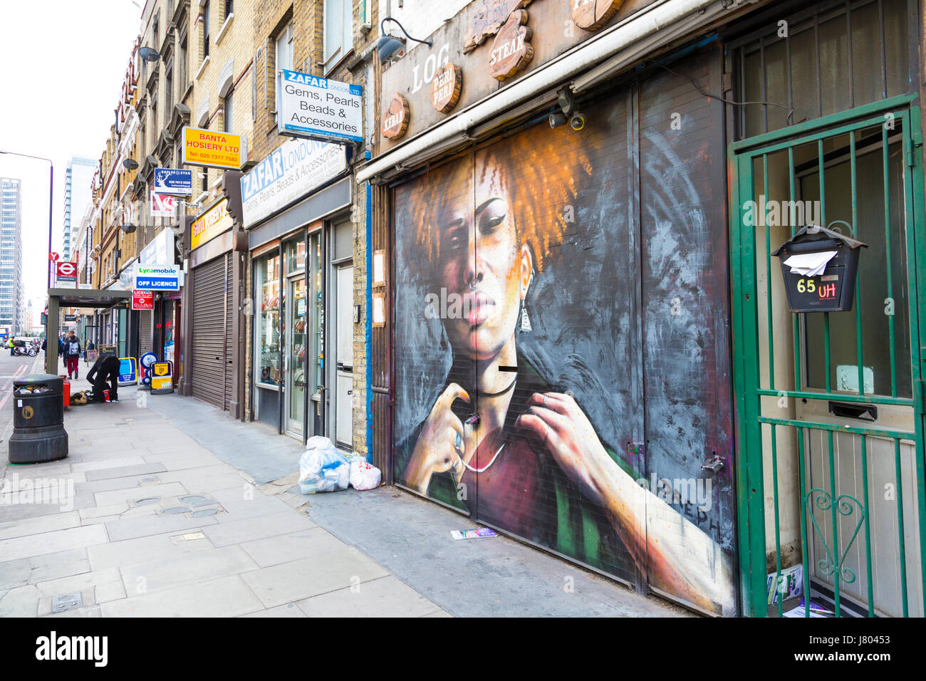 Street-Art-Porträt einer schwarzen Frau von Neequaye Dreph in Shoreditch, East London, UK Stockfoto